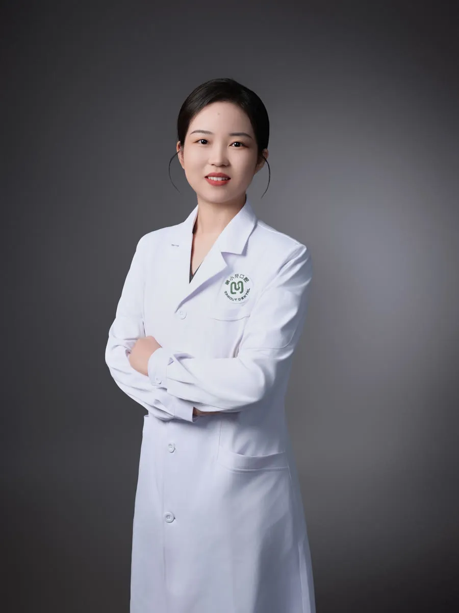 西安萌小牙口腔崔瑶医生职业照